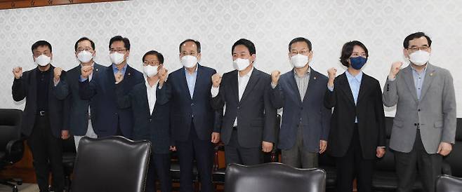 추경호 부총리 겸 기획재정부 장관이 15일 오후 광화문 정부서울청사에서 열린 경제장관간담회를 주재했다. (왼쪽부터) 최상목 대통령비서실 경제수석, 조승환 해양수산부 장관, 정황근 농림축산식품부 장관, 이정식 고용노동부 장관, 추경호 부총리, 원희룡 국토교통부 장관, 이종호 과학기술정보통신부 장관, 이영 중소벤처기업부 장관, 이창양 산업통상자원부 장관