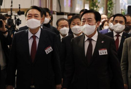 윤석열 대통령(당시 국민의힘 대선 후보)가 지난 2월 서울 여의도 중소기업중앙회에서 열린 중소기업 정책비전 발표회에 김기문 중기중앙회장과 함께 참석하고 있다.(사진 = 뉴시스)