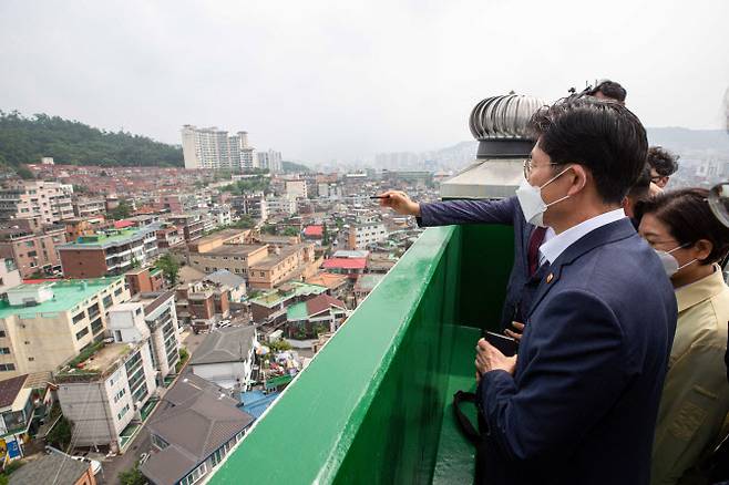 지난해 6월 노형욱 당시 국토교통부 장관이 도심 공공주택 복합사업 후보지인 서울 은평구 증산4구역을 둘러보고 있다.(사진=뉴시스)