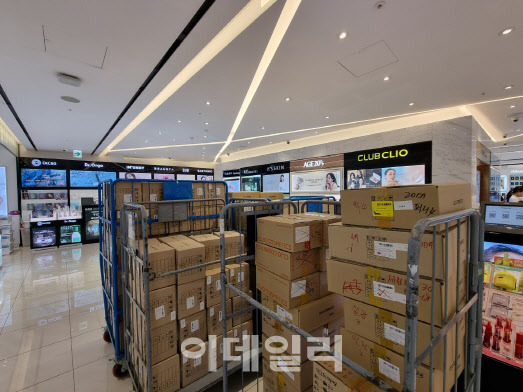 ▲신세계면세점 명동점 국내 뷰티 코너에 재고 물품이 쌓여있다. (사진=윤정훈 기자)