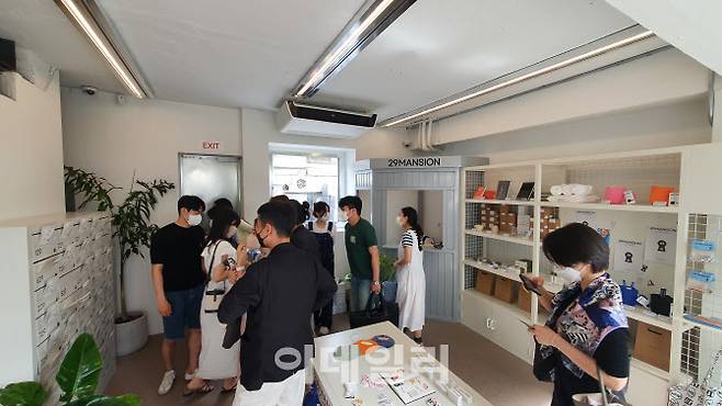 ▲사람들이 29맨션 1층을 둘러보고 있다. (사진=백주아 기자)