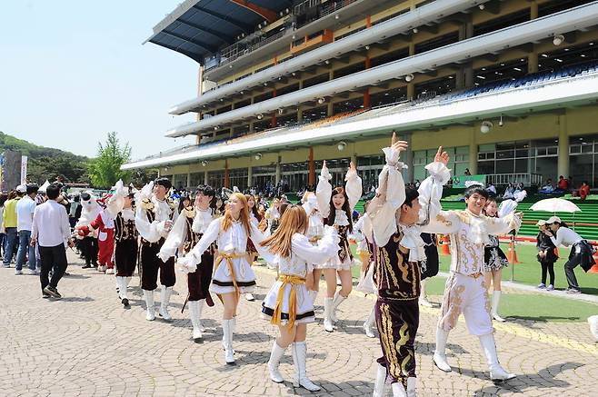 경마공원에서 열리는 퍼레이드 행사, 한국마사회 제공