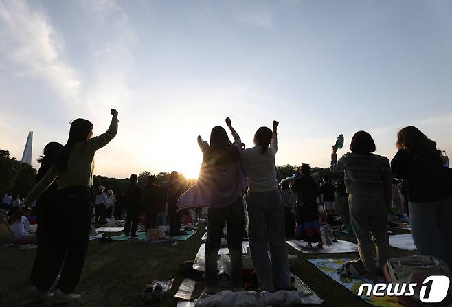 14일 오후 서울 송파구 올림픽공원 88잔디마당에서 열린 뷰티풀 민트 라이프에서 시민들이 공연을 즐기고 있다. 오는 15일까지 열리는 뷰티풀 민트 라이프에서는 다양한 아티스트들의 무대가 펼쳐지며 50인 이상이 모이는 실외 공연장이므로 마스크 착용이 의무화된다. 2022.5.14/뉴스1 © News1 신웅수 기자