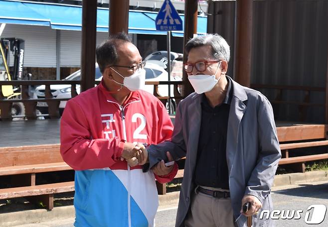 주민을 만나고 있는 국민의힘 구자평 후보.2022.5.15/© 뉴스1