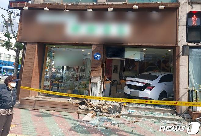 (포항=뉴스1) 최창호 기자 = 15일 오전 8시47분쯤 경북 포항시 남구 고속버스터미널 인근 상가로 승용차가 돌진하는 사고가 발생했다.(포항북부소방서제공)2022.5.15/© 뉴스1