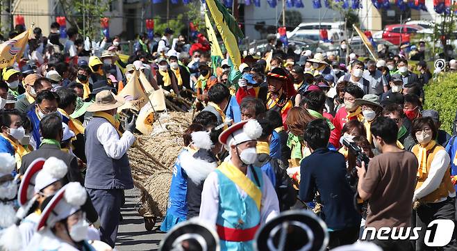 15일 충남 당진시 송악읍 기지시줄다리기박물관 일원에서 열린 기지시줄다리기 민속축제에서 참가자들이 줄을 옮기고 있다. 유네스코 인류무형문화유산인 기지시줄다리기는 물 윗마을과 물 아랫마을로 편을 나눠 수 천 명의 사람들이 길이 약 200미터, 무게 수 십 톤에 이르는 줄을 동시에 당긴다. 예부터 물 윗마을이 이기면 나라가 태평하고 물 아랫마을이 이기면 풍년이 든다는 속설이 있다. 2022.5.15/뉴스1 © News1 임세영 기자