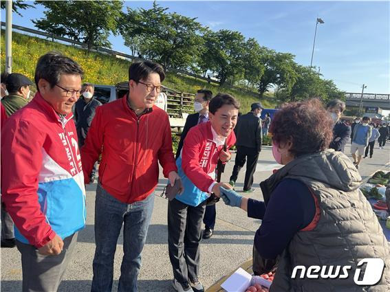 김진태 국민의힘 강원지사 후보가 15일 강릉농산물새벽시장을 비롯해 시내 주요지역을 찾아 세 확장에 나선 가운데, 이날 권성동 국민의힘 원내대표를 비롯한 당내 주요 관계자들이 김 후보와 일정을 함께 소화하고 있다. (김진태 국민의힘 강원지사 후보 선거사무소 제공) 2022.5.15/뉴스1 신관호 기자.