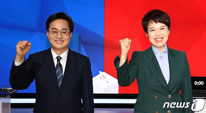 경기언론인클럽·인천언론인클럽·인천경기기자협회가 공동 주최하는 6·1 지방선거 경기도지사 후보자 초청 토론회가 열린 9일 오후 경기 수원 팔달구 수원 SK 브로드밴드 수원방송에서 김동연 더불어민주당 후보와 김은혜 국민의힘 후보가 토론에 앞서 파이팅을 하고 있다. (인천경기기자협회 제공) 2022.5.9/뉴스1 © News1 김영운 기자