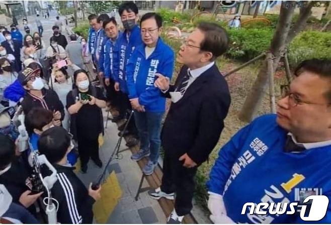 이준석 국민의힘 대표가 페이스북에 이재명 인천 계양구을 보궐선거 후보가 벤치 위에 구둣발로 올라가 유세한 것을 지적하며 올린 사진과 글(이 대표 페이스북 캡처)2022.5.15/뉴스1 © News1 박아론 기자