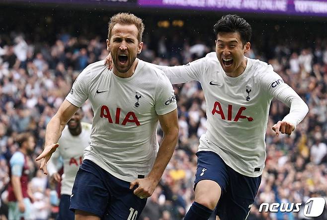 번리전 득점 이후 기뻐하는 해리 케인과 손흥민. © 로이터=뉴스1