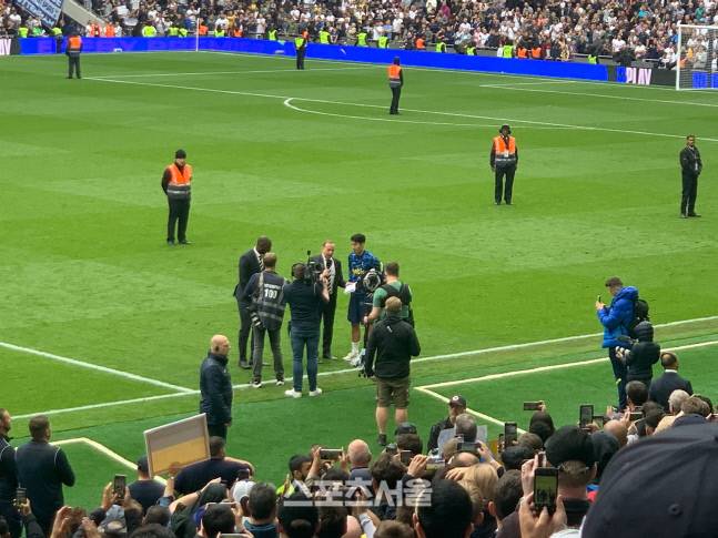 손흥민이 15일(한국시간) 번리전이 끝난 후 토트넘 팬이 선정한 올해의 선수에 뽑혔다. 런던 | 장지훈통신원
