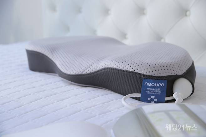 사진 : 네큐어(necure), 네큐어 MP_100의 숙면베개 모드. 경추견인 치료가 끝난 뒤 공기펌프에서 공기를 빼내 자신의 몸에 맞는 최적의 수면 높이를 설정한 숙면베개 모드 (사진제공 :&nbsp;네큐어)