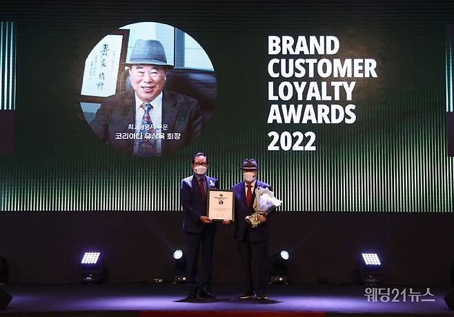 사진설명 1. 코리아나 화장품 유상옥 회장(오른쪽 첫번째)이 지난 3일 열린 '2022 브랜드 고객충성도 대상'에서 제1회 최고경영자 부문을 수상했다. (사진제공 :&nbsp;코리아나 화장품)