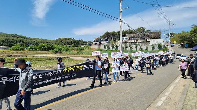 지난 14일 문재인 전 대통령 사저가 있는 경남 양산 평산마을을 찾은 '코로나19백신피해자가족협의회'가 항의 집회를 벌이고 있다. /양산=김준호 기자