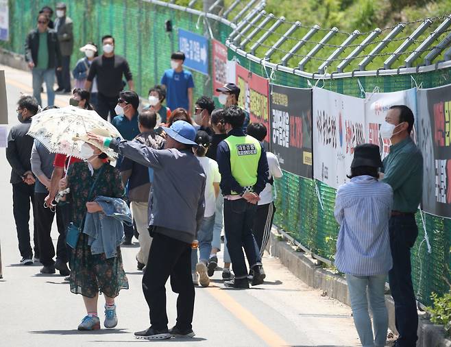 15일 경남 양산 평산마을 문재인 전 대통령 사저 주변으로 시민들이 모여들고 있다. /뉴스1