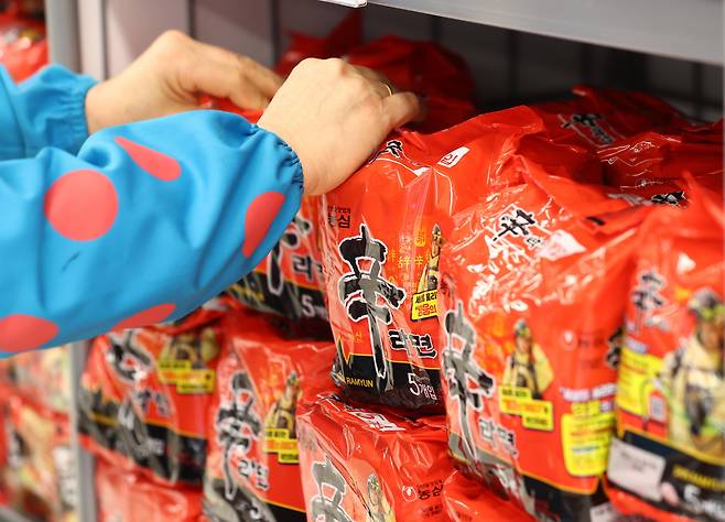 서울 한 대형마트의 라면 매대. /연합뉴스