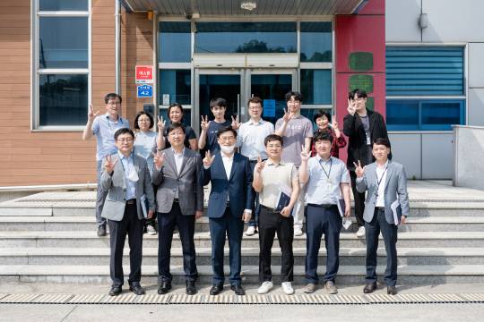 김윤호 청양군수 권한대행이 중대재해처벌법 시행과 관련 청양군 운곡면에 위치한 청양군 농산물특화가공센터에 방문해 직접 안전관리 사항을 점검했다사진=청양군 제공