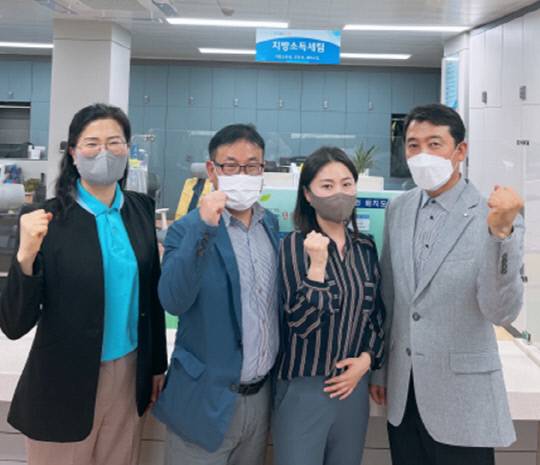 충청북도에서 실시한 2022년(21년 실적) 세외수입 운영실적 평가에서 도내 우수 기관으로 선정된 단양군 재무과 직원들. 사진=단양군 제공.