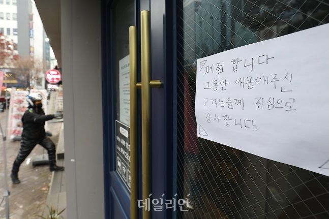 코로나19 확산으로 인한 사회적 거리 두기가 계속되는 서울 중구 명동 거리 매장들에 임대가 붙어있다. ⓒ데일리안 류영주 기자