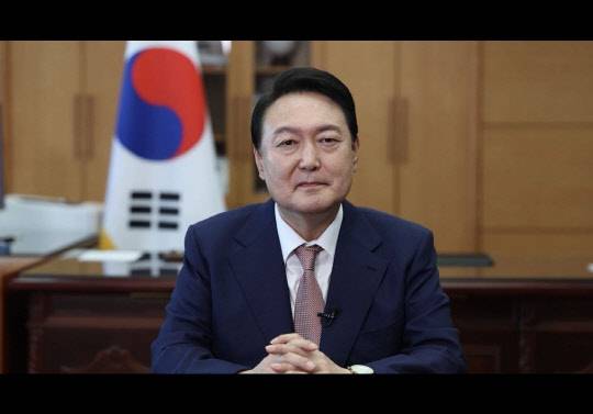 12일 윤석열 대통령이 12일 화상으로 진행된 글로벌 코로나19 정상회의에서 재원 추가 지원 및 시급히 백신이 필요한 국가에 대해 충분한 공급과 안전하고 빠른 접종을 지원하겠다는 입장을 밝히는 모습.대통령실 제공.