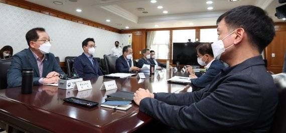 조승환 해양수산부 장관이 15일 서울 종로구 정부서울청사에서 열린 ‘경제관계장관 간담회’에서 모두발언을 하고 있다. 사진=박범준 기자