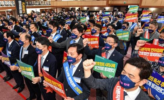 15일 서울 영등포구 서울시의사회관에서 열린 '간호법 규탄 전국 의사 대표자 궐기대회'에서 참석자들이 '간호법 규탄' 구호를 외치고 있다.