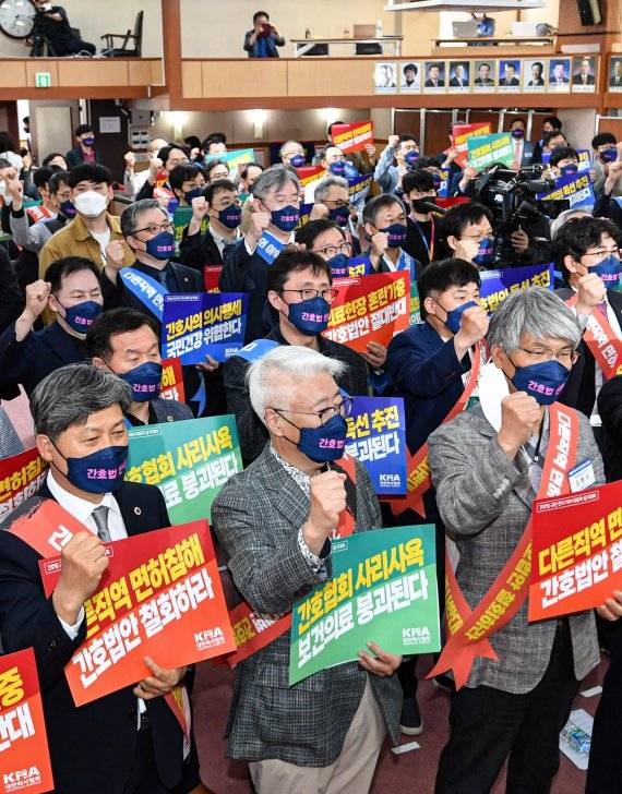 '간호법 규탄 전국 의사 대표자 궐기대회'에서 참석자들이 '간호법 규탄' 구호를 외치고 있다.