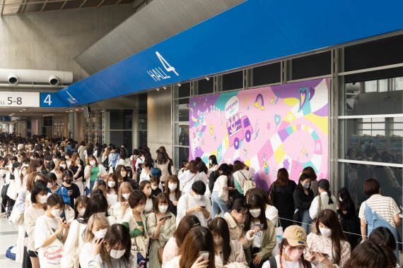 지난 14일 일본 도쿄 인근 지바현 소재 대형 전시컨벤션 센터인 마쿠하리 메세에서 개최된 '케이콘 2022 프리미어 인 도쿄'에 관람객들이 줄을 서 입장하고 있다. 사진=CJ ENM