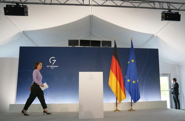 아날레나 베르보크 독일 외무장관이 14일 독일 함부르크 바이센하우스에서 열린 주요 7개국(G7) 외무장관 회담 후 기자회견을 하기 위해 연단으로 걸어가고 있다. 바이센하우스=AP 연합뉴스