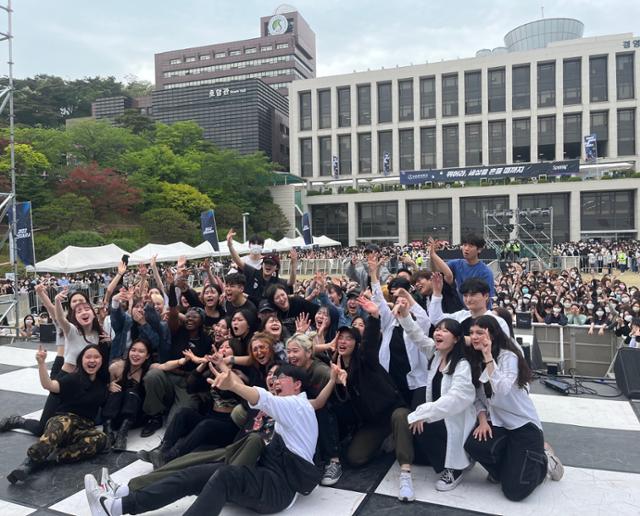 13일 서울 종로구 성균관대 인문사회과학캠퍼스의 축제 무대에 오른 학생들이 관객과 함께 사진을 찍고 있다. 소진영 인턴기자