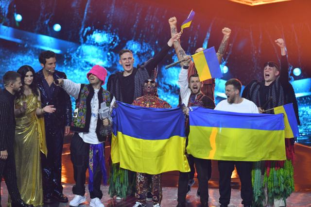 14일 이탈리아 토리노에서 열린 '2022 유로비전 송 콘테스트'에서 우승한 우크라이나 6인조 밴드 '칼루시 오케스트라'가 우승 확정 후 우크라이나 국기를 들고 환호하고 있다. 토리노=EPA 연합뉴스
