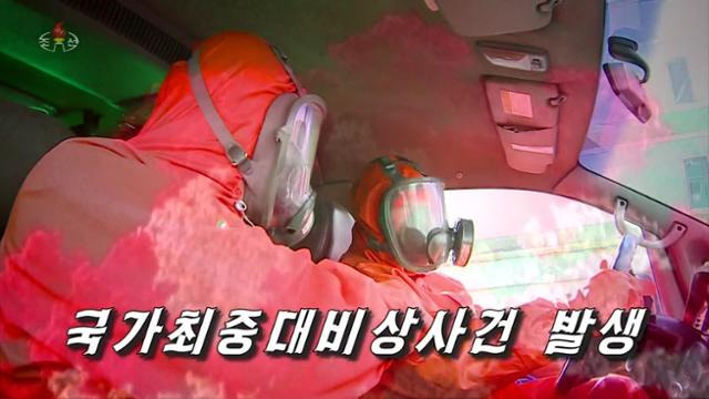 북한 조선중앙TV는 14일 내보낸 비상방역 관련 프로그램에서 국가 최중대 비상사건이 발생했다며 과학적이며 집중적인 검사와 치료를 시급히 전개하고 사업공간 작업공간 생활공간의 구석구석에 이르기까지 소독사업을 강화해서 악성 전염병의 전파근원을 차단 소멸시켜야 한다고 강조했다. 평양=조선중앙TV 연합뉴스