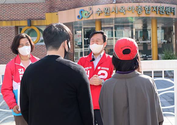 김용남 국민의힘 수원특례시장 후보가 15일 ‘수원시육아종합지원센터’ 앞에서 시민들과 간담회를 진행하고 있다. [사진=김용남 후보]