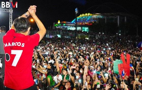 지난 5월 7일(현지시간) 페르디난드 마르코스 주니어 필리핀 대통령 후보가 지지자들의 환호에 감사를 표하고 있다. [마르코스 주니어 페이스북 캡처]