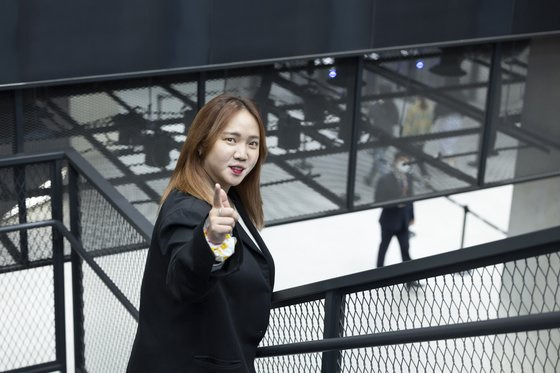 김보희 PD 학창시절부터 늘 '웃긴 애' 그룹에 들었고, 외향적인 성격이지만 "인터뷰로 카메라 앞에 서 본 적은 처음"이라며 다소 어색해사는 모습을 보였다. 권혁재 사진전문기자