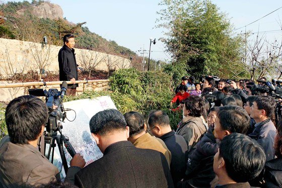 노무현 전 대통령이 경남 김해 봉하마을 사저 앞에서 방문객들과 이야기하고 있다. 중앙포토
