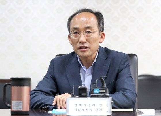 추경호 경제부총리 겸 기획재정부 장관이 15일 오후 서울 종로구 정부서울청사에서 열린 경제관계장관회의를 주재하고 있다. 뉴스1