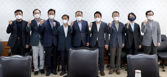 (15일 오후 서울 종로구 정부서울청사에서 열린 경제관계장관회의에 앞서 추경호 경제부총리 겸 기획재정부 장관을 비롯한 참석자들이 기념 촬영을 하고 있다. 왼쪽부터 최상목 대통령비서실 경제수석, 조승환 해양수산부 장관, 정황근 농림축산식품부 장관, 이정식 고용노동부 장관, 추경호 경재부총리 겸 기획재정부 장관, 원희룡 국토교통부 장관, 이종호 과학기술정보통신부 장관, 이영 중소벤처기업부 장관, 이창양 산업통상자원부 장관.뉴스1