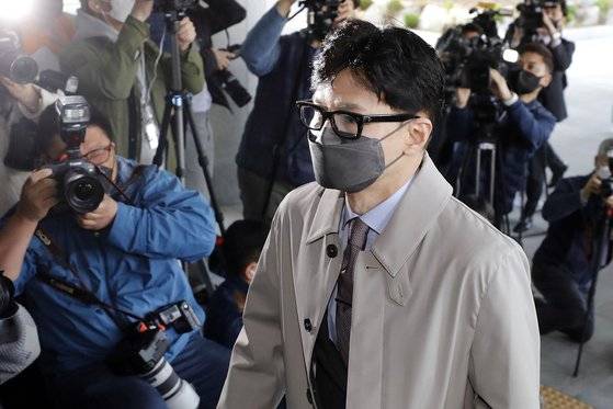 한동훈 법무부 장관 후보자가 15일 서울 서초구 서울고등검찰청에 마련된 인사청문회 준비 사무실로 출근하고 있다. 뉴시스