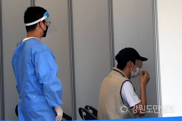 ▲ 강원 춘천종합체육회관 선별진료소에서 한 시민이 신속항원검사를 하고 있다. 김정호