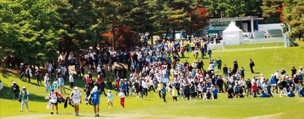 15일 경기 용인 수원CC에서 열린 한국여자프로골프(KLPGA)투어 NH투자증권레이디스챔피언십 최종 라운드에서 갤러리들이 박민지(24), 황유민(19), 전예성(21)으로 구성된 챔피언 조를 따라 이동하고 있다. NH투자증권 제공
