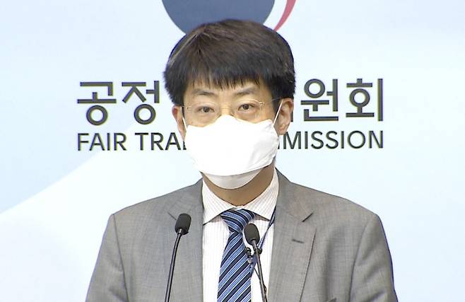 박세민 공정거래위원회 기업거래정책과장이 지난 13일 세종시 정부세종청사에서 원자재 가격상승에 따른 납품단가 조정 실태 1차 점검 결과를 발표하고 있다. 연합뉴스