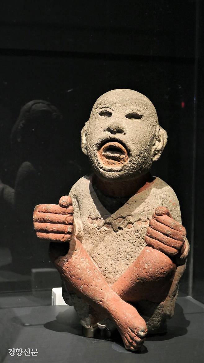 전쟁과 재생의 신인 ‘시페 토텍’(1350~1521년쯤)은 인간 살 가죽을 입은 모습이다. ‘시페 토텍’은 ‘살가죽의 주인, 우리의 왕’이란 뜻이다. 살가죽을 벗기는 행위를 봄에 옥수수를 심으려 대지 표면 초목을 베고 태우는 것에 비유했다고 한다. 스페인 연대기 작가들은 산 사람 살 가죽을 잔인하게 벗기는 제의 모습을 묘사했으나, 직접 보고 기록한 목격담은 아니라고 한다. 김종목 기자