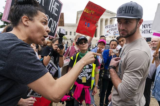 집회 도중 ‘임신중단’ 찬반 논쟁 14일(현지시간) 미국 연방대법원 앞에서 동시에 집회를 하다가 충돌한 임신중단 찬성론자와 반대론자들이 격한 논쟁을 벌이고 있다. 워싱턴 | AP연합뉴스