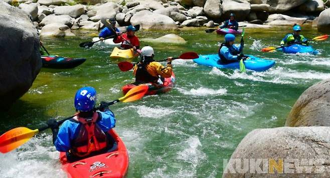 5월 셋째 주말인 지난 14일 오후 국내 최고의 래프팅 코스인 내린천에서 많은 동호인들이 찾아 시원한 물살을 가르며 즐거운 시간을 보내고 있다.(사진=인제군청 제공)