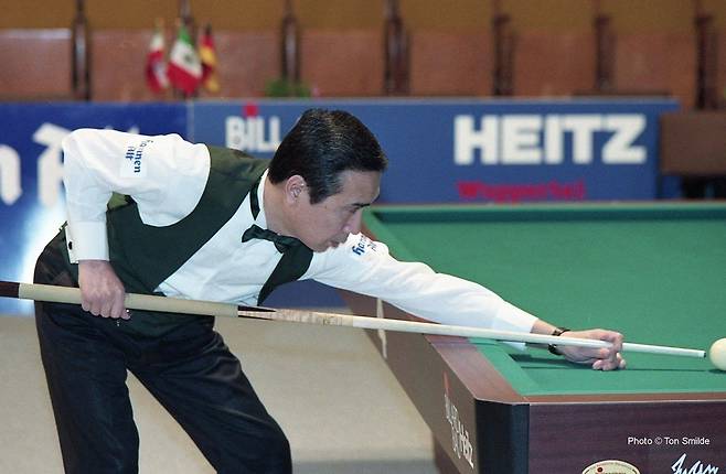 세계캐롬연맹(UMB)은 올해 초 세계3쿠션 하이런 기록(28점)을 처음으로 깨는 선수에게 2만9000유로(3900만원)의 보너스를 지급한다고 밝혔다. 사진은 1993년 네덜란드리그에서 세계3쿠션 최초로 하이런 28점을 기록한 일본의 주니치 고모리(1941~2015). (사진=UMB)