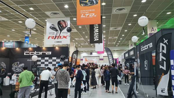 코로나19로 서울 삼성동 코엑스 A홀에서 3년 만에 다시 열린 `도심 속 골프 놀이터` 2022 매경골프엑스포에 15일까지 나흘간 2만6000여 명이 몰렸다. 관람객들은 골프 관련 신제품을 체험하고 다양한 이벤트를 즐겼다. [조효성 기자]