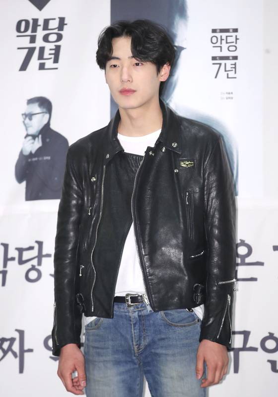 = 배우 손민호가 12일 오후 서울 셰에라자드에서 열린 김의성의 인터뷰집 ‘악당 7년’ 출판 기념회에 참석해 포즈를 취하고 있다. 2018.3.12./뉴스1