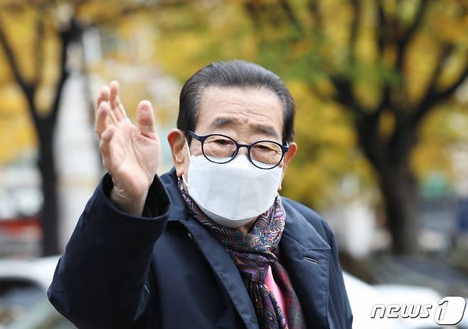 (김포공항=뉴스1) 권현진 기자 = 국내 최고령 방송인 송해(94)가 9일 오전 서울 영등포구 KBS에서 열린 KBS 1TV '아침마당'을 마치고 방송국을 나서며 인사를 하고 있다.   그는 자신을 주인공으로 한 다큐멘터리 영화 '송해 1927'의 개봉을 앞두고 있다. ‘송해 1927'은 '전국노래자랑'의 MC로 수십년간 사랑받아온 송해의 인생사를 돌아보는 작품이다. 2021.11.9/뉴스1