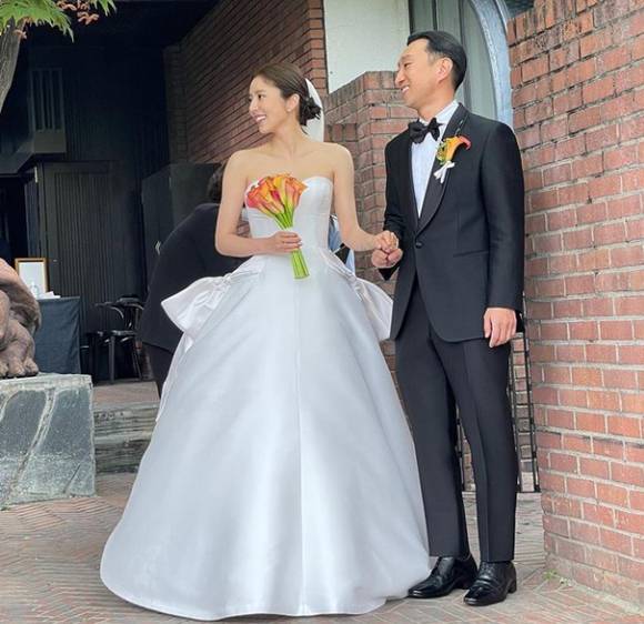 배우 손담비의 결혼식에 절친 정려원, 공효진 등이 참석하지 않아 궁금증을 자아냈다. 사진은 결혼식을 올린 손담비(왼쪽)와 전 스피드스케이팅 국가대표 이규혁의 모습. /사진=손담비 인스타그램